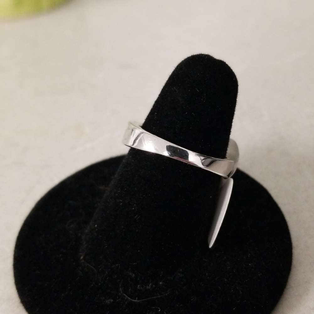 Size 7 Beautiful Ring - Picture 4 of 5